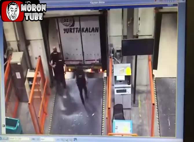 Video :A truck driver on an unloading dock crushes his coworker to death